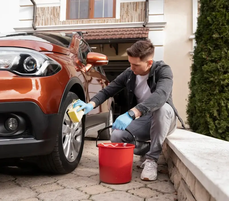 Lavage auto à domicile Monteux : professionnel intervenant sur un véhicule